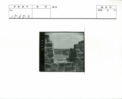 砖墙缝隙外的河岸建筑.jpg