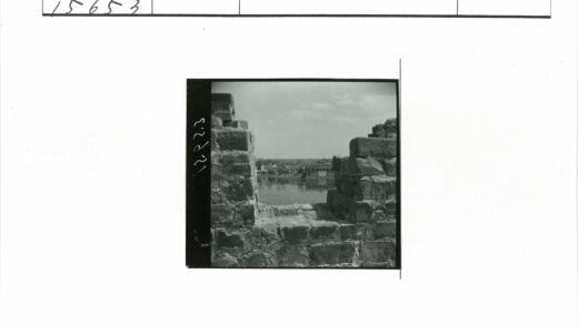 砖墙缝隙外的河岸建筑.jpg