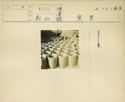 砖墙背景沙地陶罐排列.jpg