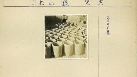 砖墙背景沙地陶罐排列.jpg