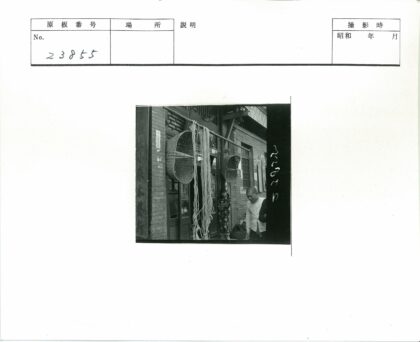 砖墙街景与编织篮子.jpg