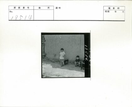 砖墙边的孩子与狗.jpg