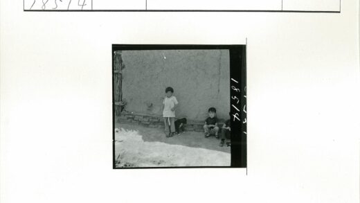 砖墙边的孩子与狗.jpg