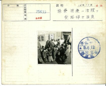 砖墙铁窗下人群活动纪实.jpg