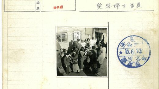 砖墙铁窗下人群活动纪实.jpg