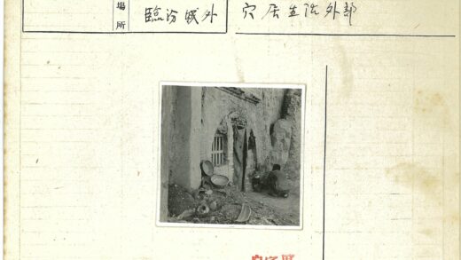 砖墙铁窗布帘门前陶器散落.jpg