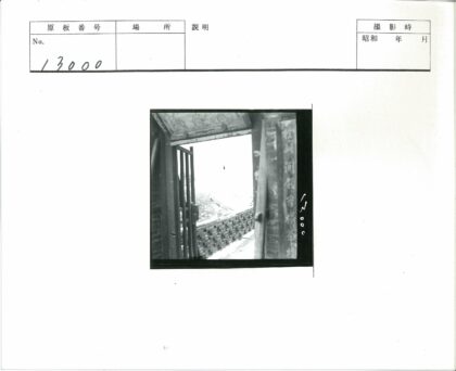 砖墙门廊雕刻柱子屋顶景观.jpg