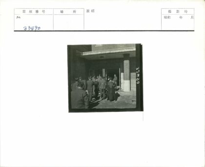 砖房入口人群聚集.jpg