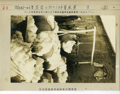 砖房前人群与棉花捆合影.jpg