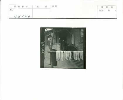 砖房前人群与纱线木梁.jpg