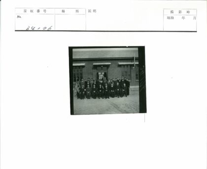 砖房前人群合影.jpg