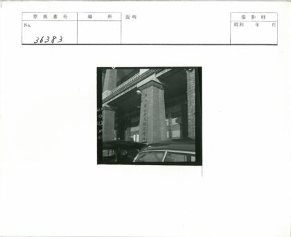 砖房前停满汽车的中文街景.jpg