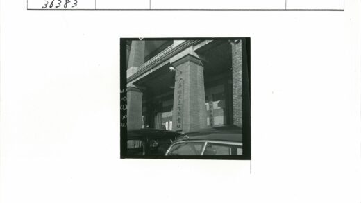 砖房前停满汽车的中文街景.jpg