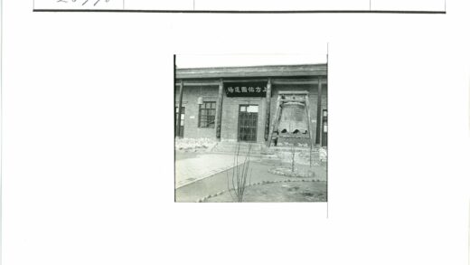 砖房前大钟与台阶景观.jpg