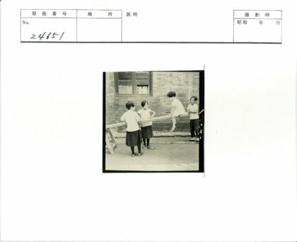 砖房前孩童玩跷跷板.jpg