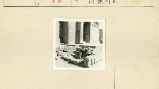 砖房前孩童石阶嬉戏.jpg