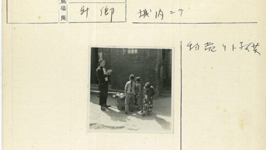 砖房前展示物品教学.jpg