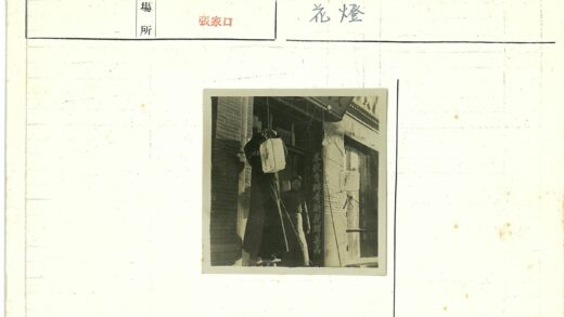 砖房前提灯笼的人与店面.jpg