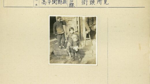 砖房前玩耍的孩子们.jpg