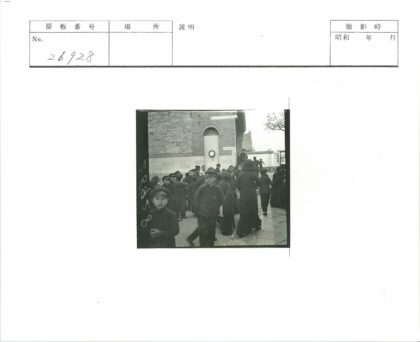 砖房前的人群与挂钟.jpg