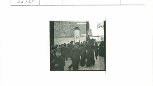 砖房前的人群与挂钟.jpg