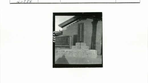 砖房前石碑与铭文牌历史场景.jpg