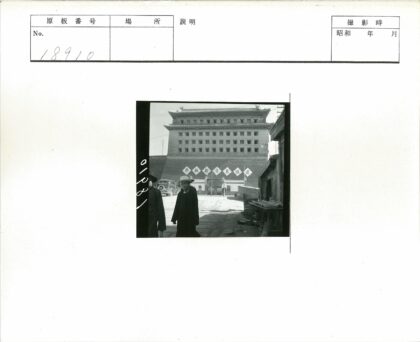 砖房前街道市场与行人.jpg