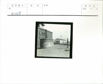 砖房土路与电线杆街景.jpg