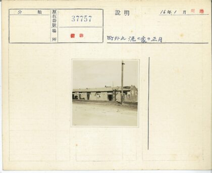 砖房土路电线杆行人.jpg