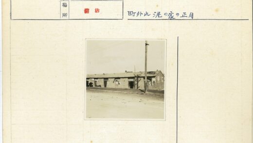 砖房土路电线杆行人.jpg