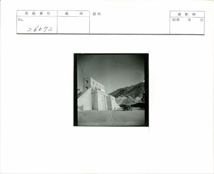 砖房城墙卡车山地风景.jpg