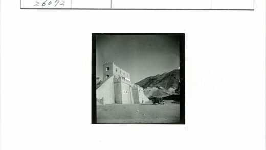 砖房城墙卡车山地风景.jpg