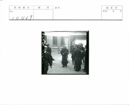 砖房外交谈持帽手杖人物群像.jpg