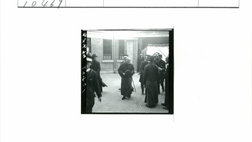 砖房外交谈持帽手杖人物群像.jpg