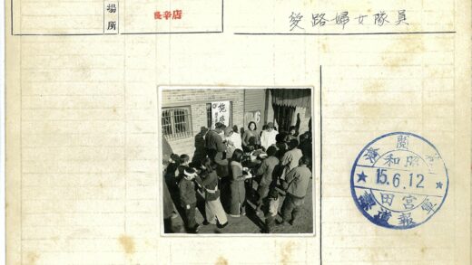 砖房外分发物资活动.jpg