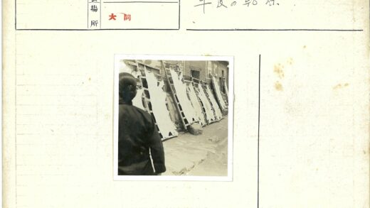 砖房外晾晒兽皮的男子.jpg