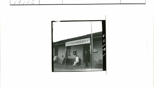 砖房外的人群与室内陈设.jpg