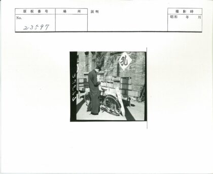 砖房外自行车旁的人看书.jpg