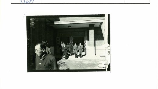 砖房大柱子人群走出.jpg