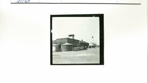 砖房小塔旗杆行人背景.jpg