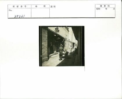 砖房小巷推车行人街景.jpg
