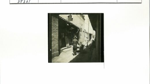 砖房小巷推车行人街景.jpg