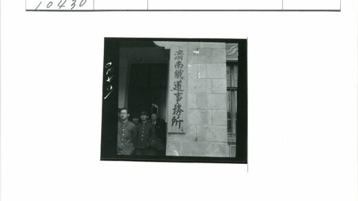 砖房招牌下的男子.jpg