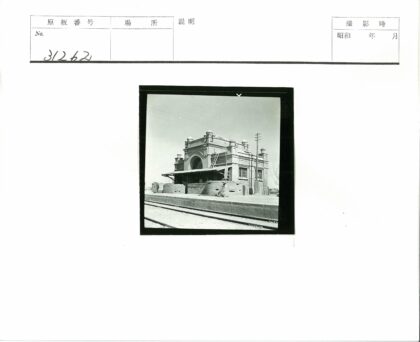 砖房拱窗与铁轨街景.jpg
