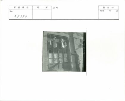 砖房旁人与动物尸体老窗景.jpg