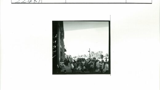 砖房旁人群与火车街景.jpg