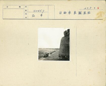 砖房旁土路行驶的车辆.jpg