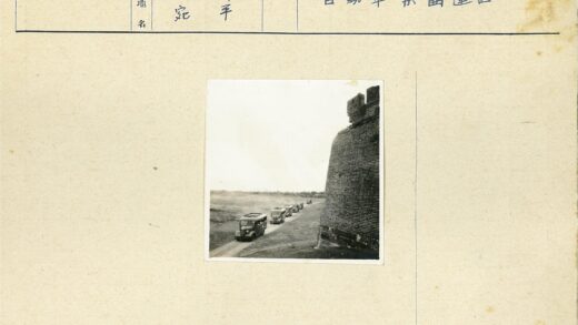 砖房旁土路行驶的车辆.jpg
