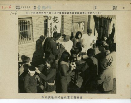 砖房旁户外聚会人群.jpg