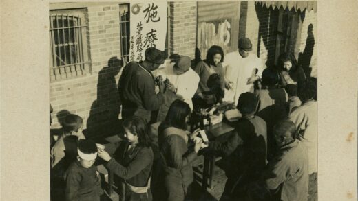砖房旁户外聚会人群.jpg
